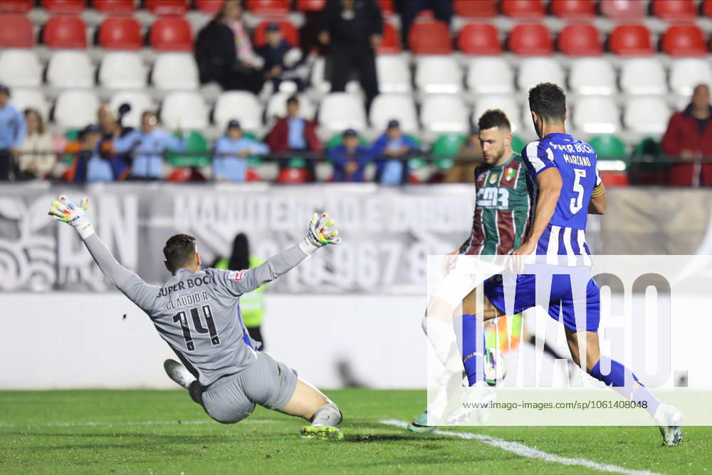 CF Estrela Amadora SAD v FC Porto - Liga Portugal BetClic Claudio Ramos defende remate de Bucca durante partida entre CF Estrela Amadora SAD v FC Porto valida pela Liga Portugal BetClic no Estadio Jose Gomes, Lisboa, Portugal (Foto de Diogo Faria Reis Avant Sports) Lisbon Estadio Jose Gomes Portugal