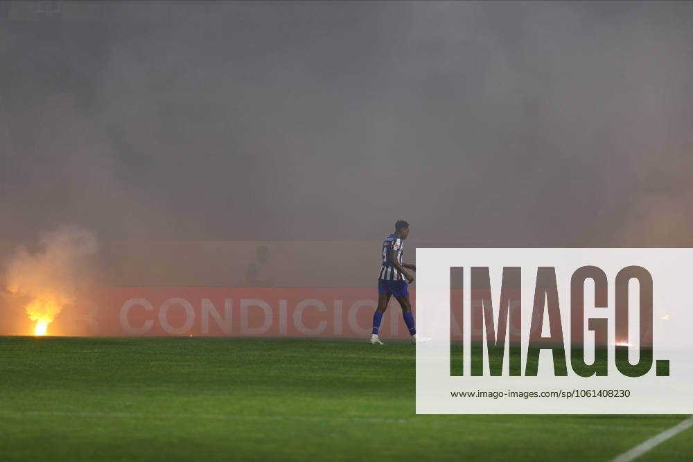 CF Estrela Amadora SAD v FC Porto - Liga Portugal BetClic Samu apanha tochas atiradas por Super Dragoes durante partida entre CF Estrela Amadora SAD v FC Porto valida pela Liga Portugal BetClic no Estadio Jose Gomes, Lisboa, Portugal (Foto de Diogo Faria Reis Avant Sports) Lisbon Estadio Jose Gomes Portugal