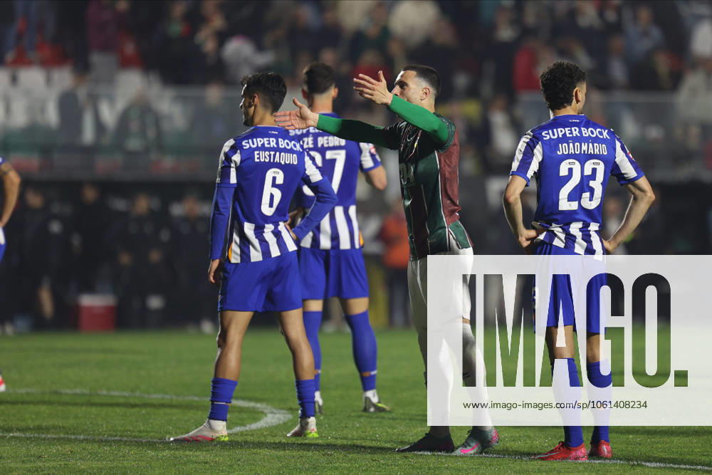 CF Estrela Amadora SAD v FC Porto - Liga Portugal BetClic Kikas puxa pelos adeptos durante partida entre CF Estrela Amadora SAD v FC Porto valida pela Liga Portugal BetClic no Estadio Jose Gomes, Lisboa, Portugal (Foto de Diogo Faria Reis Avant Sports) Lisbon Estadio Jose Gomes Portugal