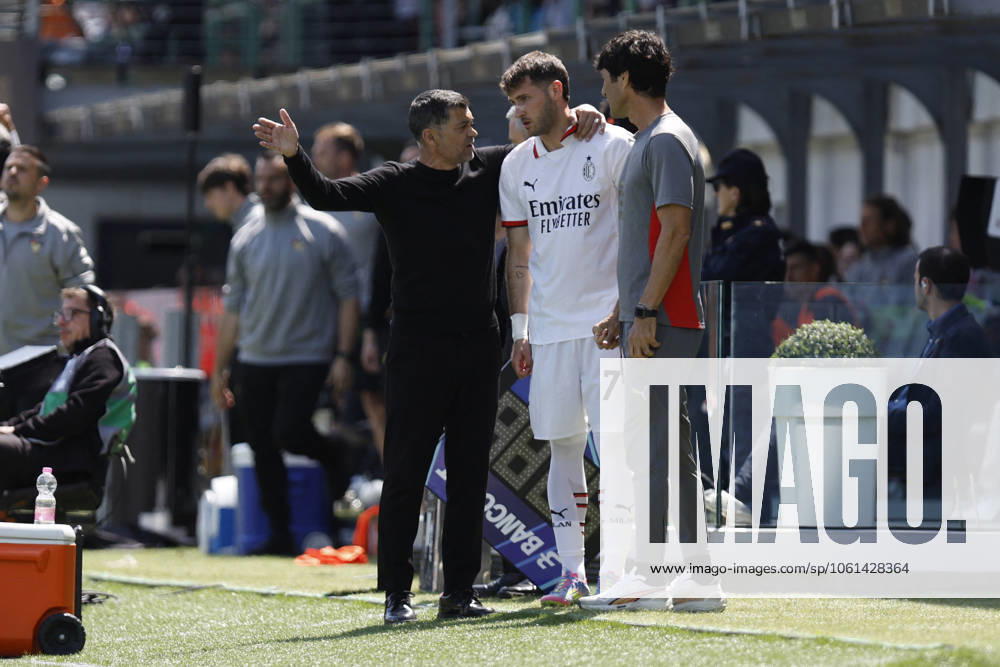 CALCIO - Serie A - Venezia FC vs AC Milan AC Milan s head coach SERGIO CONCEICAO and AC Milan s SANTIAGO GIMENEZ during the Italian Serie A Enilive soccer championship football match between Venezia FC and AC Milan at Pierluigi Penzo Stadium on April 27th, 2025, Venezia, Italy during Venezia FC vs AC Milan, Italian soccer Serie A match in Venice, Italy, April 27 2025 Venice Italy