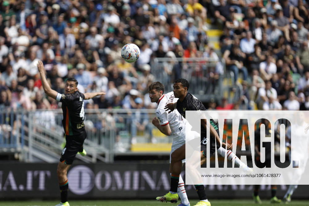CALCIO - Serie A - Venezia FC vs AC Milan AC Milan s SANTIAGO GIMENEZ in action against Venezia s ALESSANDRO MARCANDALLI during the Italian Serie A Enilive soccer championship football match between Venezia FC and AC Milan at Pierluigi Penzo Stadium on April 27th, 2025, Venezia, Italy during Venezia FC vs AC Milan, Italian soccer Serie A match in Venice, Italy, April 27 2025 Venice Italy