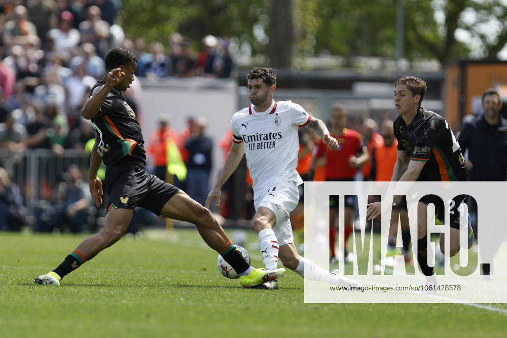 CALCIO - Serie A - Venezia FC vs AC Milan AC Milan s CHRISTIAN PULISIC in action against Venezia s ALESSIO ZERBIN and Venezia s ALESSANDRO MARCANDALLI during the Italian Serie A Enilive soccer championship football match between Venezia FC and AC Milan at Pierluigi Penzo Stadium on April 27th, 2025, Venezia, Italy during Venezia FC vs AC Milan, Italian soccer Serie A match in Venice, Italy, April 27 2025 Venice Italy