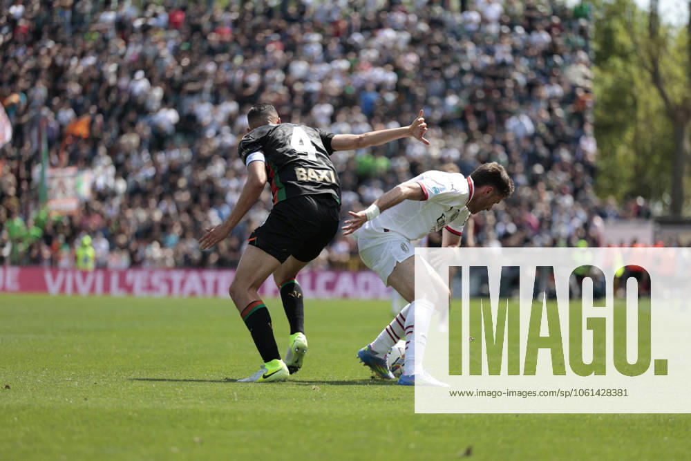 CALCIO - Serie A - Venezia FC vs AC Milan AC Milan s SANTIAGO GIMENEZ in action against Venezia s JAY IDZES during the Italian Serie A Enilive soccer championship football match between Venezia FC and AC Milan at Pierluigi Penzo Stadium on April 27th, 2025, Venezia, Italy during Venezia FC vs AC Milan, Italian soccer Serie A match in Venice, Italy, April 27 2025 Venice Italy
