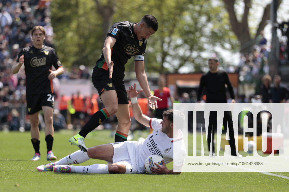 CALCIO - Serie A - Venezia FC vs AC Milan AC Milan s SANTIAGO GIMENEZ in action against Venezia s JAY IDZES during the Italian Serie A Enilive soccer championship football match between Venezia FC and AC Milan at Pierluigi Penzo Stadium on April 27th, 2025, Venezia, Italy during Venezia FC vs AC Milan, Italian soccer Serie A match in Venice, Italy, April 27 2025 Venice Italy