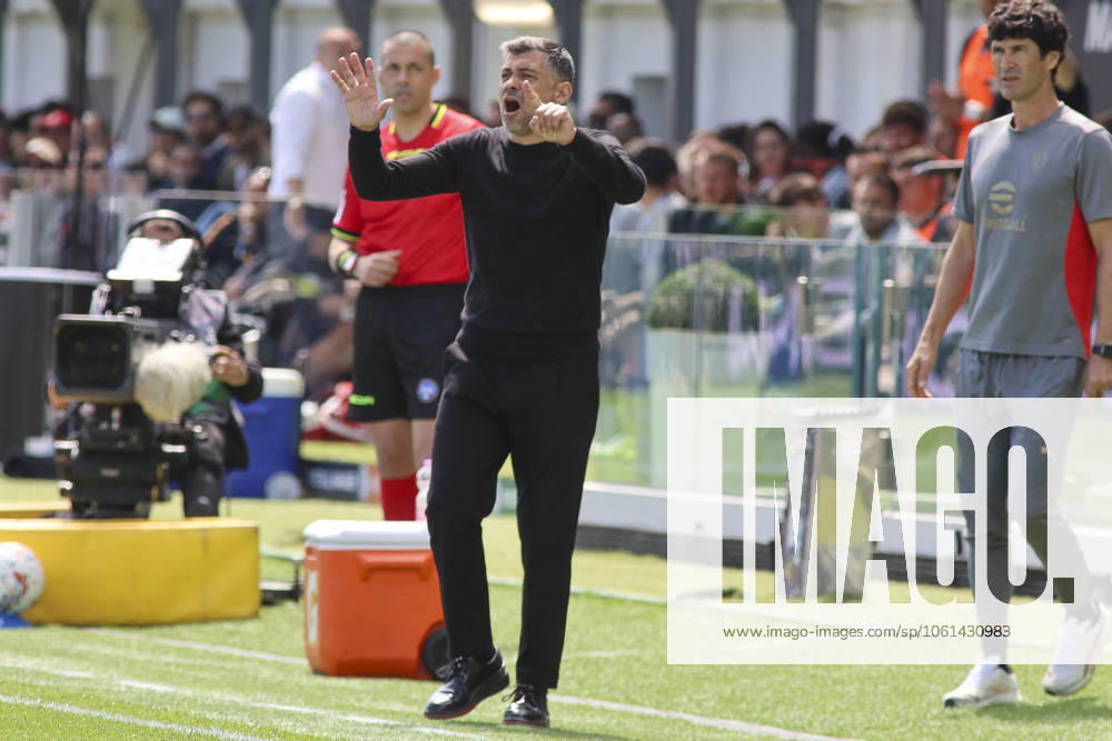 CALCIO - Serie A - Venezia FC vs AC Milan Sergio Conceicao Head Coach of AC Milan gestures during Venezia FC vs AC Milan, 34° Serie A Enilive 2024-25 game at Pier Luigi Penzo stadium in Venezia (VE), Italy, on April 27, 2025. Venice Italy
