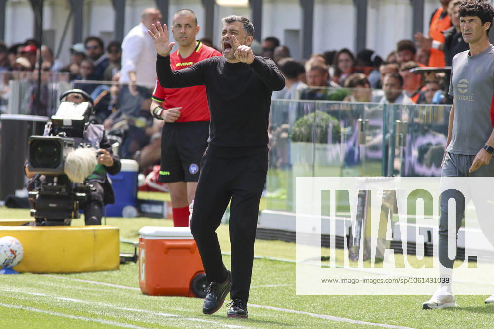 CALCIO - Serie A - Venezia FC vs AC Milan Sergio Conceicao Head Coach of AC Milan gestures during Venezia FC vs AC Milan, 34° Serie A Enilive 2024-25 game at Pier Luigi Penzo stadium in Venezia (VE), Italy, on April 27, 2025. Venice Italy