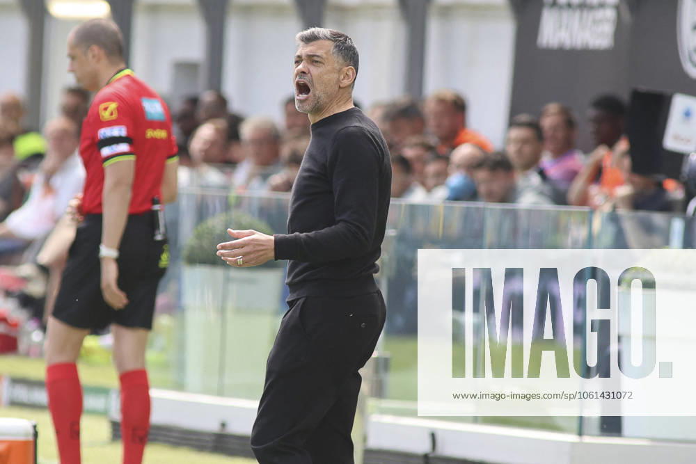 CALCIO - Serie A - Venezia FC vs AC Milan Sergio Conceicao Head Coach of AC Milan gestures during Venezia FC vs AC Milan, 34° Serie A Enilive 2024-25 game at Pier Luigi Penzo stadium in Venezia (VE), Italy, on April 27, 2025. Venice Italy