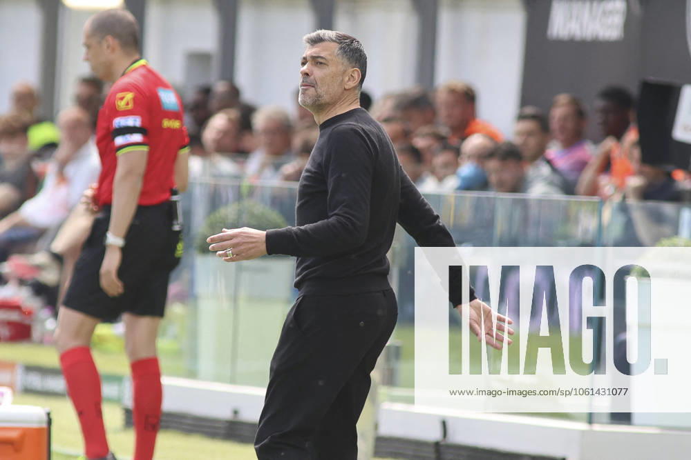 CALCIO - Serie A - Venezia FC vs AC Milan Sergio Conceicao Head Coach of AC Milan gestures during Venezia FC vs AC Milan, 34° Serie A Enilive 2024-25 game at Pier Luigi Penzo stadium in Venezia (VE), Italy, on April 27, 2025. Venice Italy
