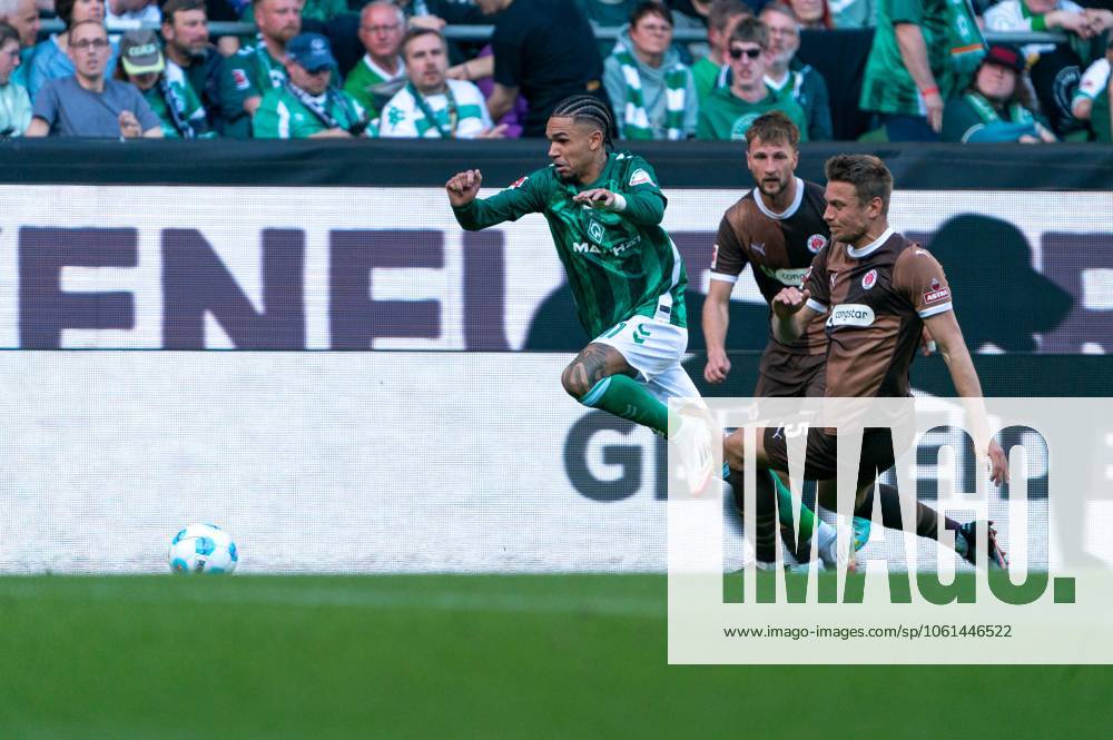 Justin Njinmah (SV Werder Bremen, 11) im Zweikampf, Kampf um den Ball mit Hauke Wahl (FC St. Pauli, 05), GER, SV Werder Bremen vs. FC St. Pauli, Fußball, Bundesliga, Spieltag 31, Saison 2024 2025, 27.04.2025 DFL REGULATIONS PROHIBIT ANY USE OF PHOTOGRAPHS AS IMAGE SEQUENCES AND OR QUASI-VIDEO GER, SV Werder Bremen vs. FC St. Pauli, Fußball, Bundesliga, Spieltag 31, Saison 2024 2025, 27.04.2025 Bremen