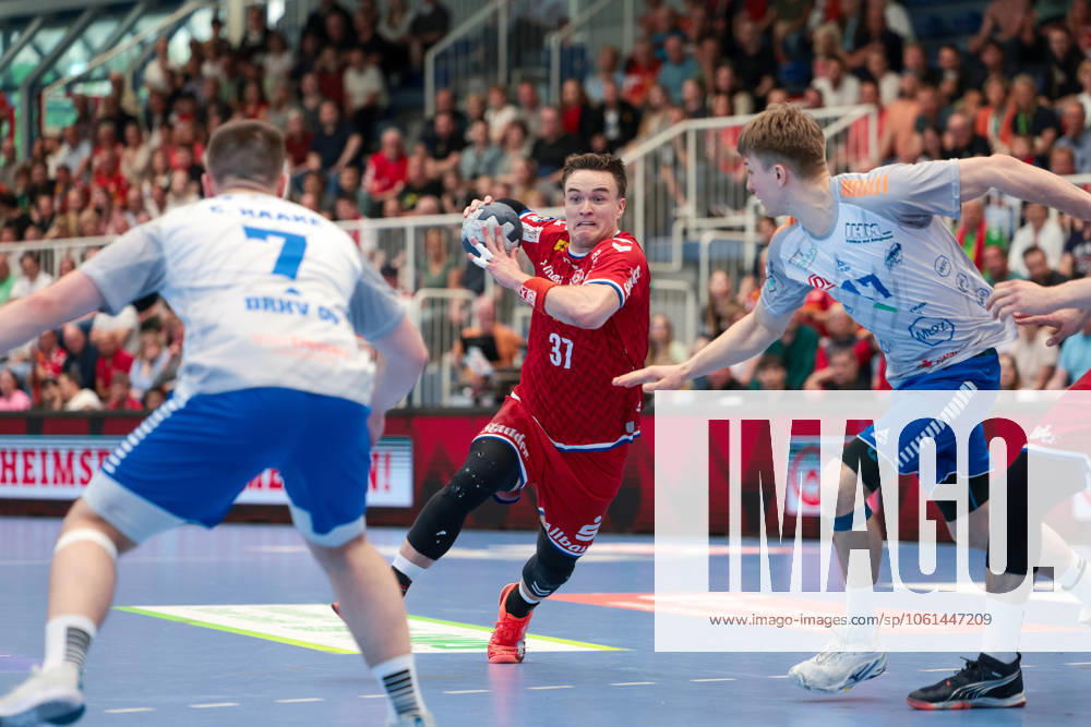 2. Handball Bundesliga, 29. Spieltag, TuSEM Essen - Dessau-Rosslauer HV, v. l. Max Neuhaus (TuSEM Essen), Luka Baumgart (Dessau-Rosslauer HV 06), Essen Am Hallo NRW Deutschland xRHR-FOTO DEx