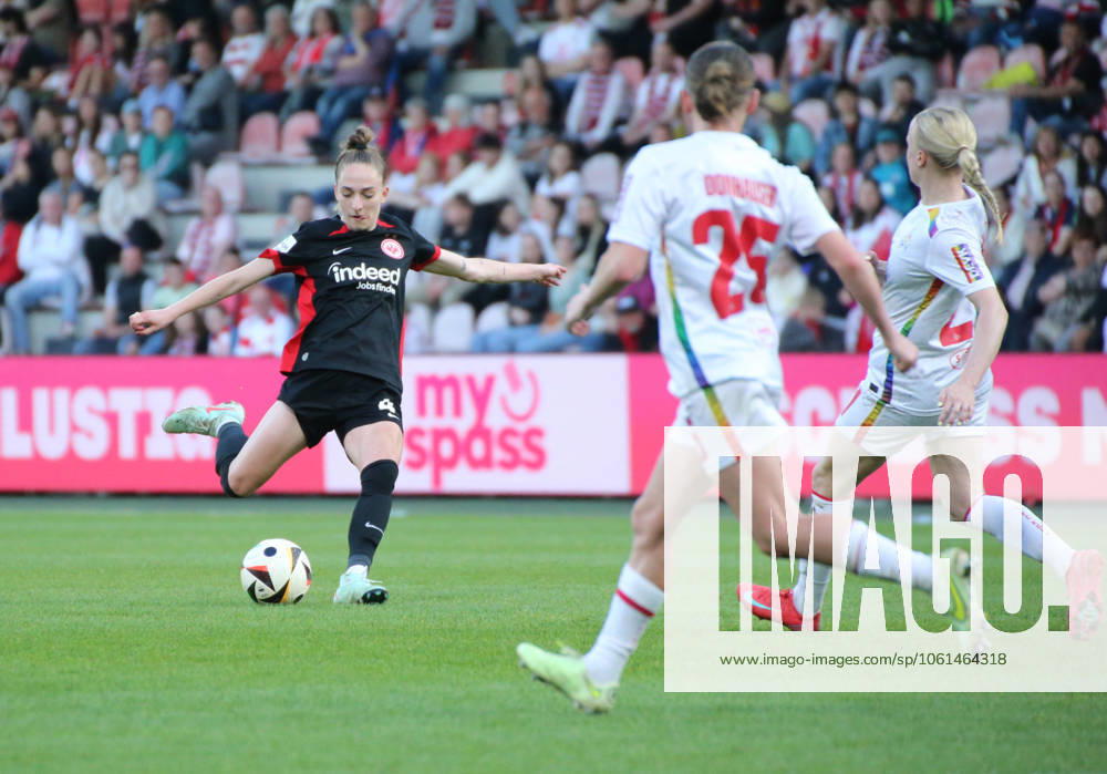Fussball Google Pixel Frauen-Bundesliga, 1.FC Köln - Eintracht Frankfurt v.l. Sophia Kleinherne (Eintracht Frankfurt), Laura Donhauser, Anna Gerhardt (1.FC Köln) Köln