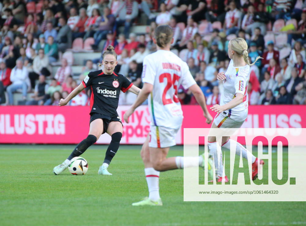 Fussball Google Pixel Frauen-Bundesliga, 1.FC Köln - Eintracht Frankfurt v.l. Sophia Kleinherne (Eintracht Frankfurt), Laura Donhauser, Anna Gerhardt (1.FC Köln) Köln