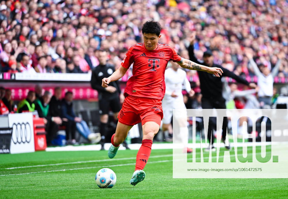 Min-Jae Kim (FC Bayern München) in Aktion waehrend des Spiels der 1. Bundesliga zwischen FC Bayern München und 1. FSV Mainz 05, Allianz Arena am 26. April 2025 in München, Deutschland. (Foto von Silas Schüller DeFodi Images) +++ Min-Jae Kim (FC Bayern München) controls the ball during the Bundesliga match between FC Bayern München and 1. FSV Mainz 05 at Allianz Arena on April 26, 2025 in Munich, Germany. (Photo by Silas Schüller DeFodi Images) DFL regulations prohibit any use of photographs as image sequences and or quasi-video. (Photo by Silas Schueller DeFodi Images)