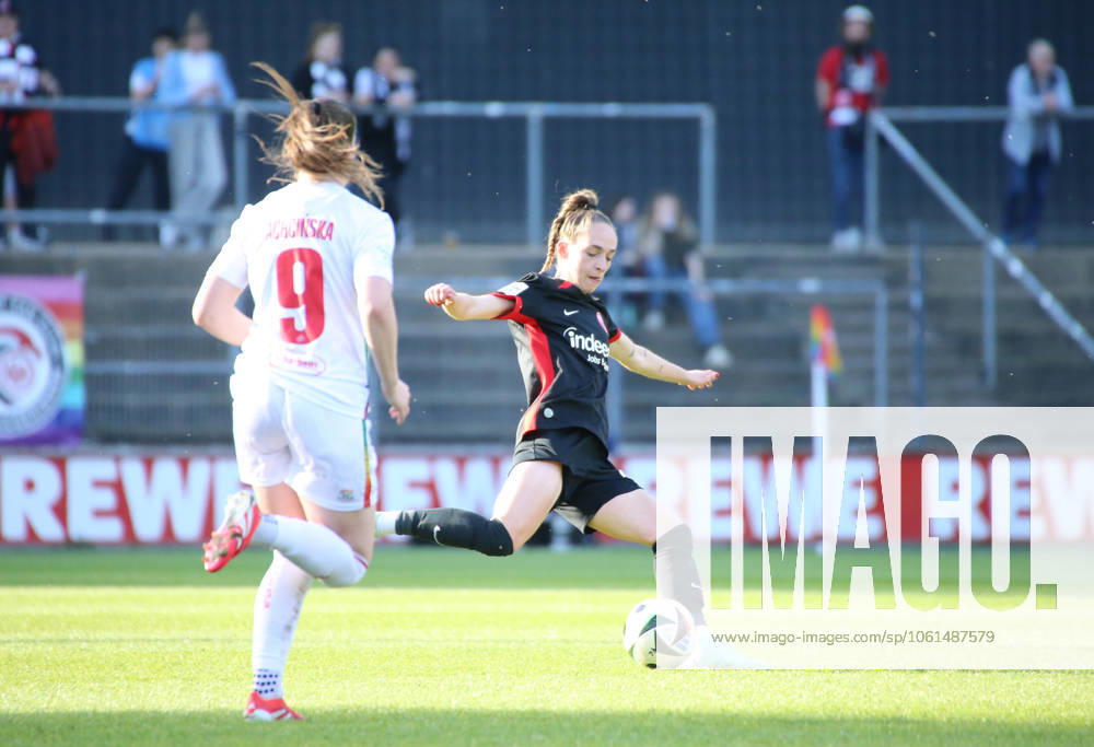 Fussball Google Pixel Frauen-Bundesliga, 1.FC Köln - Eintracht Frankfurt v.l. Sophia Kleinherne (Eintracht Frankfurt), Adriana Achcinska (1.FC Köln) Köln