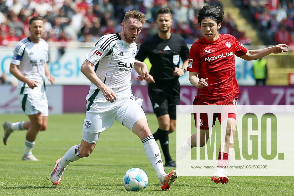 Fussball 2.Bundesliga, 1.FC Kaiserslautern - FC Schalke 04 v.l. Tobias Mohr (FC Schalke 04) Daisuke Yokota (1.FC Kaiserslautern) Zweikampf, Aktion, action, battle for the ball Kaiserslautern