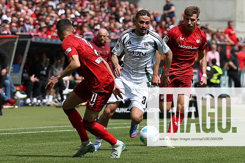 Fussball 2.Bundesliga, 1.FC Kaiserslautern - FC Schalke 04 v.l. Kenny-Prince Redondo (1.FC Kaiserslautern) Taylan Bulut (FC Schalke 04) Daniel Hanslik (1.FC Kaiserslautern) Kaiserslautern