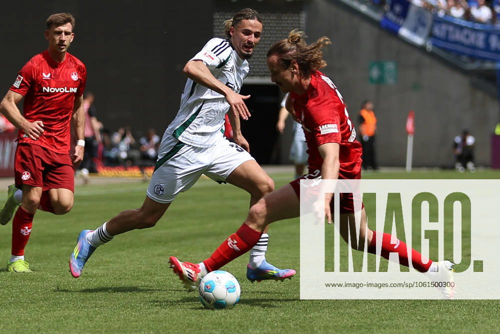 Fussball 2.Bundesliga, 1.FC Kaiserslautern - FC Schalke 04 v.l. Taylan Bulut (FC Schalke 04) Jannis Heuer (1.FC Kaiserslautern) Zweikampf, Aktion, action, battle for the ball Kaiserslautern