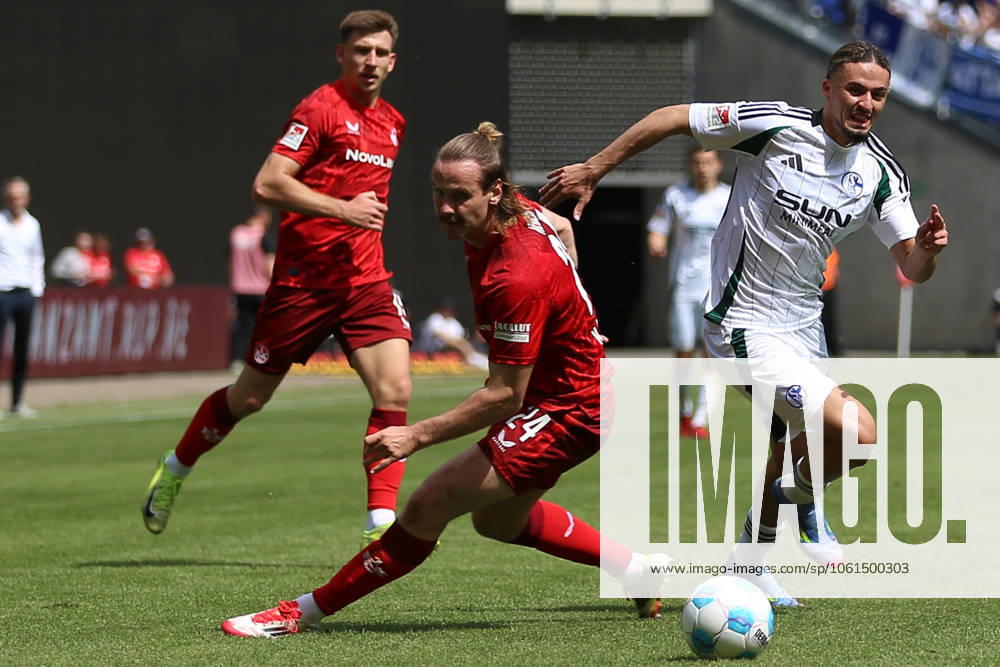 Fussball 2.Bundesliga, 1.FC Kaiserslautern - FC Schalke 04 v.l. Jannis Heuer (1.FC Kaiserslautern) Taylan Bulut (FC Schalke 04) Zweikampf, Aktion, action, battle for the ball Kaiserslautern