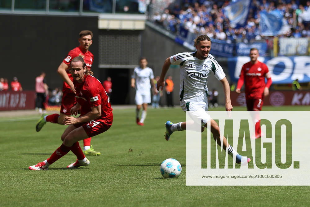 Fussball 2.Bundesliga, 1.FC Kaiserslautern - FC Schalke 04 v.l. Jannis Heuer (1.FC Kaiserslautern) Taylan Bulut (FC Schalke 04) Zweikampf, Aktion, action, battle for the ball Kaiserslautern