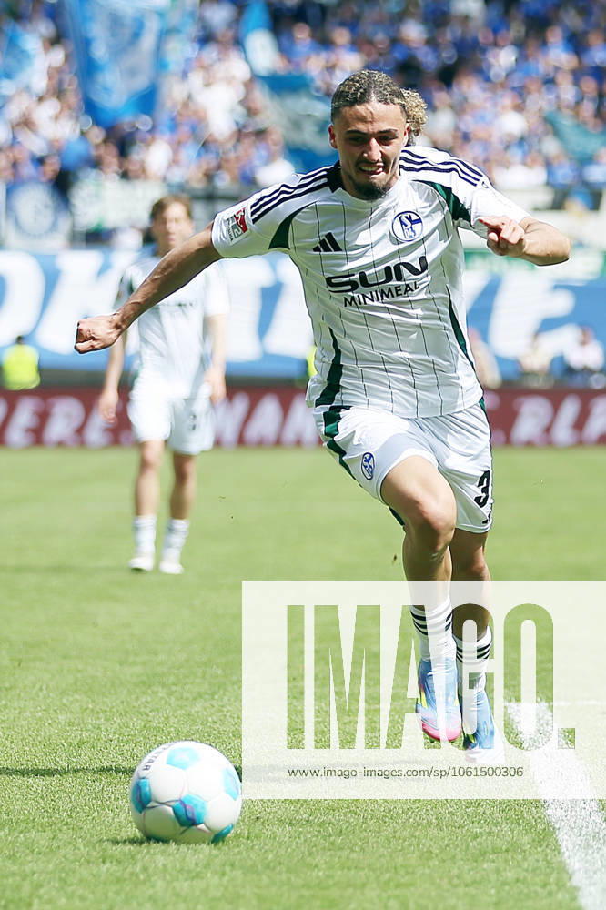 Fussball 2.Bundesliga, 1.FC Kaiserslautern - FC Schalke 04 v.l. Taylan Bulut (FC Schalke 04) Kaiserslautern