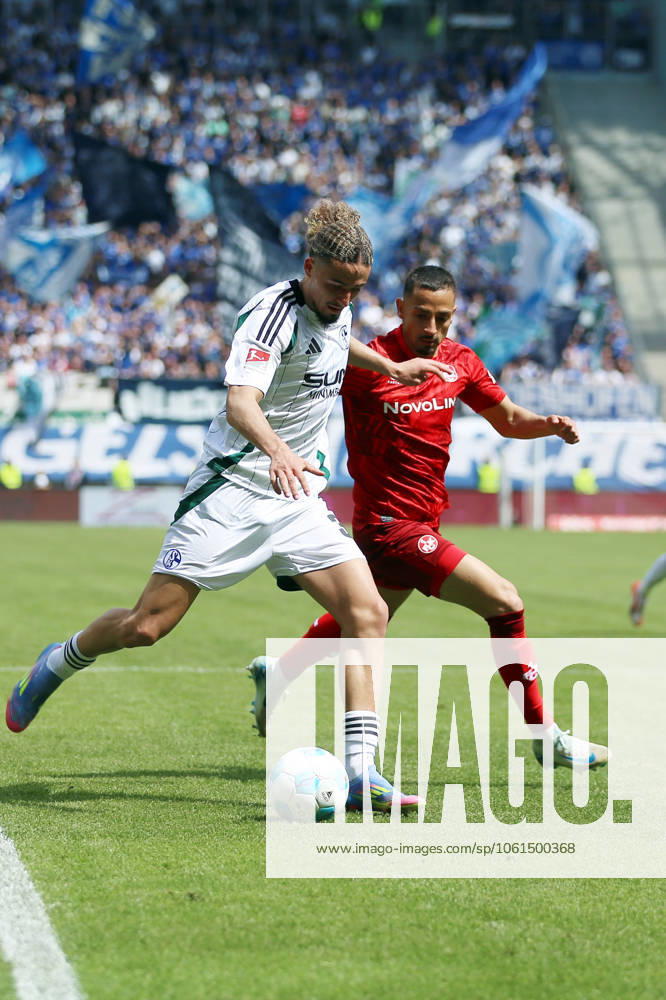 Fussball 2.Bundesliga, 1.FC Kaiserslautern - FC Schalke 04 v.l. Taylan Bulut (FC Schalke 04) Kenny-Prince Redondo (1.FC Kaiserslautern) Zweikampf, Aktion, action, battle for the ball Kaiserslautern