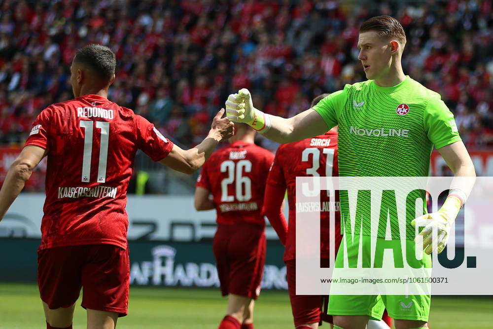 Fussball 2.Bundesliga, 1.FC Kaiserslautern - FC Schalke 04 v.l. Kenny-Prince Redondo (1.FC Kaiserslautern) Julian Krahl (1.FC Kaiserslautern) Kaiserslautern