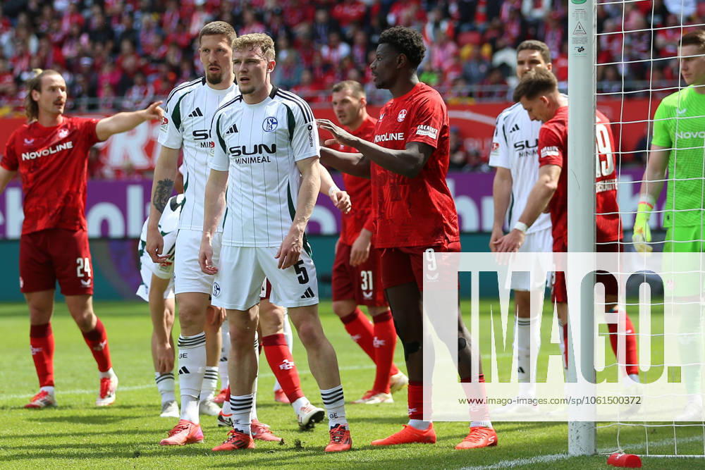 Fussball 2.Bundesliga, 1.FC Kaiserslautern - FC Schalke 04 v.l. Jannis Heuer (1.FC Kaiserslautern) Janik Bachmann (FC Schalke 04) Derry Murkin (FC Schalke 04) Ragnar Ache (1.FC Kaiserslautern) Kaiserslautern