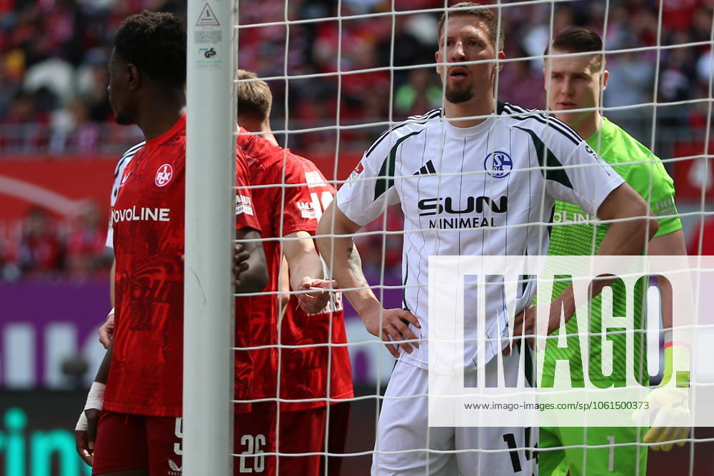 Fussball 2.Bundesliga, 1.FC Kaiserslautern - FC Schalke 04 v.l. Ragnar Ache (1.FC Kaiserslautern) Janik Bachmann (FC Schalke 04) Julian Krahl (1.FC Kaiserslautern) Kaiserslautern