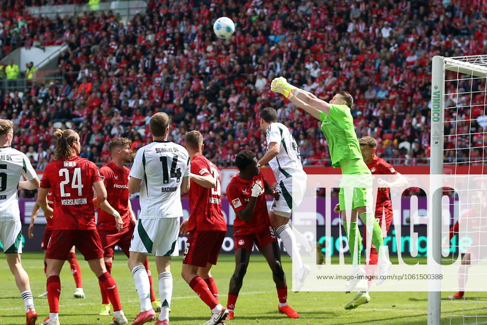 Fussball 2.Bundesliga, 1.FC Kaiserslautern - FC Schalke 04 v.l. Julian Krahl (1.FC Kaiserslautern) Kaiserslautern