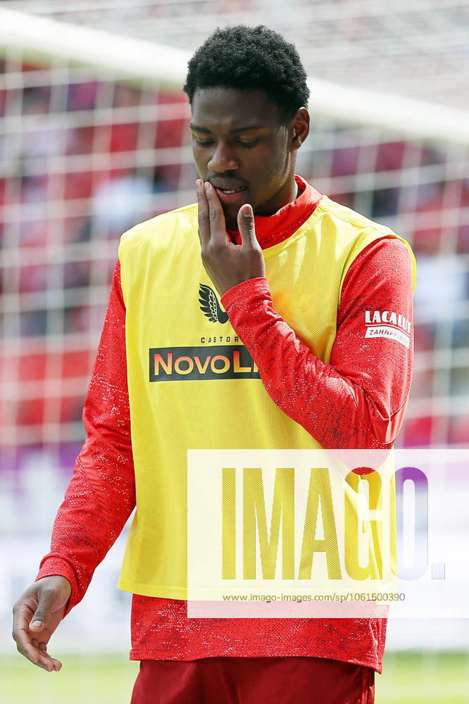 Fussball 2.Bundesliga, 1.FC Kaiserslautern - FC Schalke 04 v.l. Faride Alidou (1.FC Kaiserslautern) Kaiserslautern