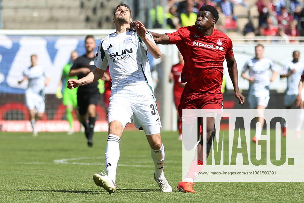 Fussball 2.Bundesliga, 1.FC Kaiserslautern - FC Schalke 04 v.l. Marcin Kaminski (FC Schalke 04) Ragnar Ache (1.FC Kaiserslautern) Kaiserslautern