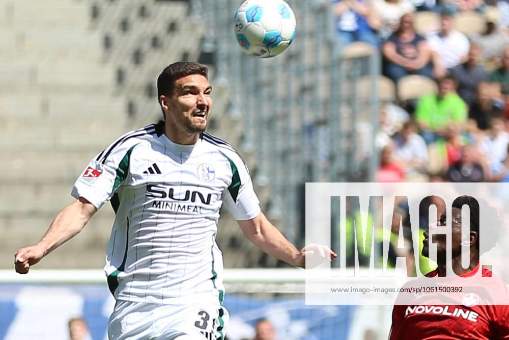 Fussball 2.Bundesliga, 1.FC Kaiserslautern - FC Schalke 04 v.l. Marcin Kaminski (FC Schalke 04) Ragnar Ache (1.FC Kaiserslautern) Kaiserslautern