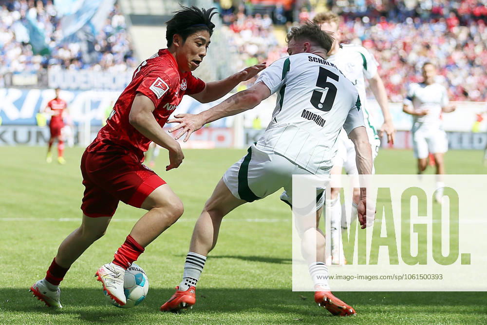 Fussball 2.Bundesliga, 1.FC Kaiserslautern - FC Schalke 04 v.l. Daisuke Yokota (1.FC Kaiserslautern) Derry Murkin (FC Schalke 04) Zweikampf, Aktion, action, battle for the ball Kaiserslautern