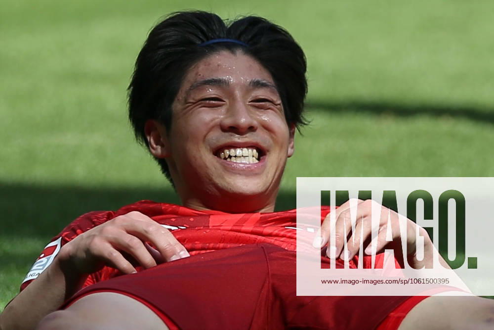 Fussball 2.Bundesliga, 1.FC Kaiserslautern - FC Schalke 04 v.l. Daisuke Yokota (1.FC Kaiserslautern) lacht, laechelt, positiv, zufrieden, laughs, smiles, positive, satisfied Kaiserslautern