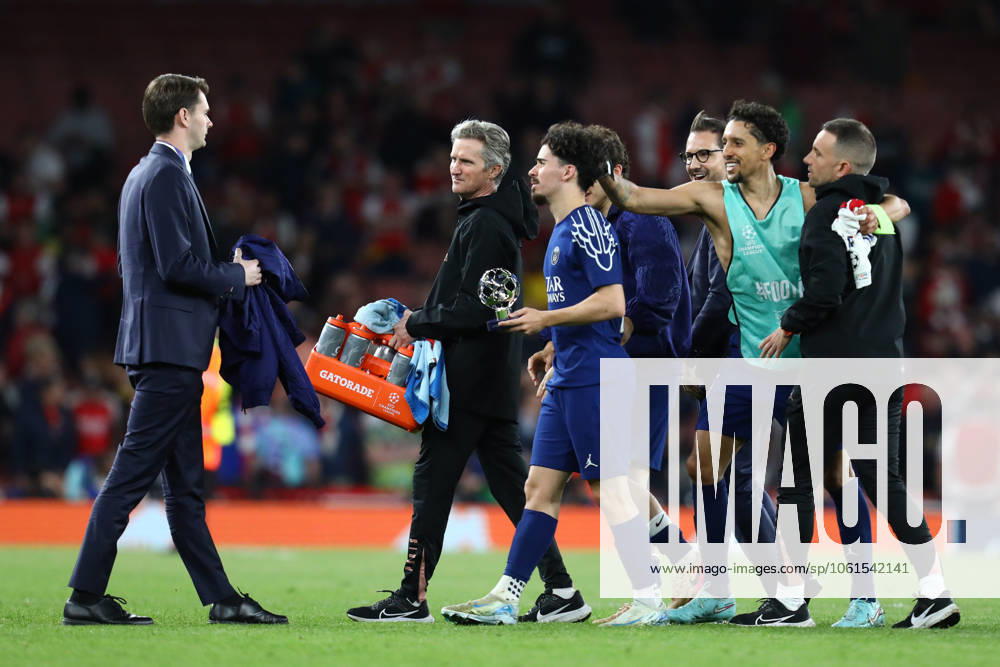 Team captain MARQUINHOS of PSG congratulates his teammate VITINHA who has been voted Player of the Match in the UEFA 2024 25 Semi-Final first leg game between ARSENAL and PARIS SAINT GERMAIN at the Emirates Stadium in London, England London United Kingdom - ZUMAc179 20250429_zep_c179_331
