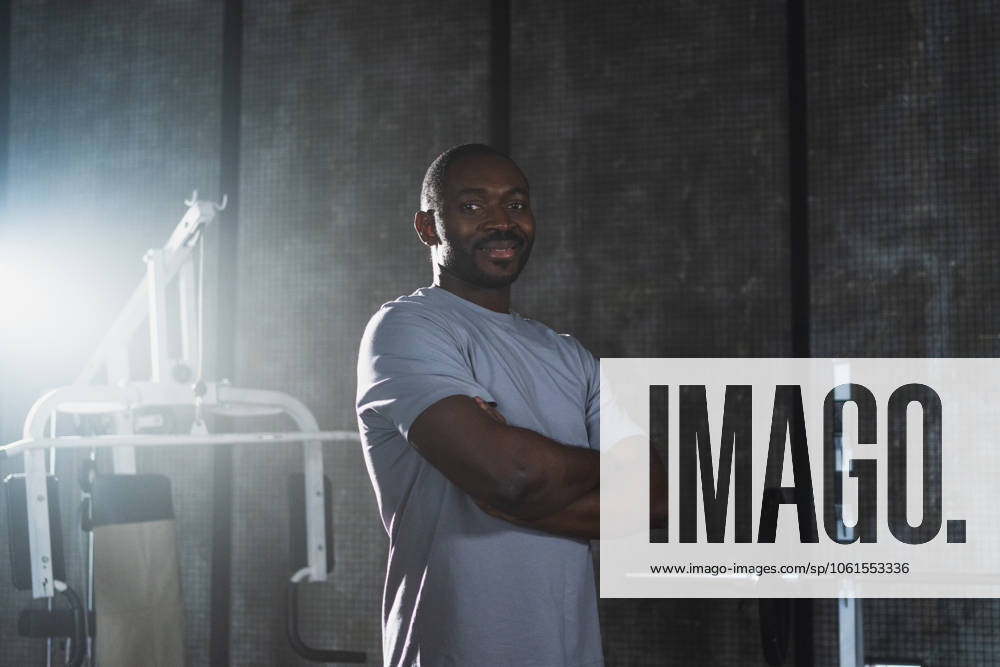 Fitness-Workout im Fitnessstudio. Porträt der afroamerikanischen Mann steht in der Turnhalle mit Motivation Gesundheit Energie bereit für die Ausbildung. Athletic Coach Personal Trainer Fitness-Club-Besitzer. Gesunder Lebensstil. Fitness-Workout im Fitnessstudio. Porträt der afroamerikanischen Mann steht in der Turnhalle mit Motivation Gesundheit Energie bereit für die Ausbildung. Athletic Coach Personal Trainer Fitness-Club-Besitzer. Gesunder Lebensstil. (License=RF) 23299825 ,model released, Symbolfoto
