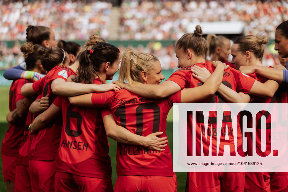 Cologne, Germany, May 1st 2025 Players of FC Bayern Munich form a circle with Linda Dallmann (10 Bayern Munich) laughing during the DFB-Pokal final match between FC Bayern Munich and SV Werder Bremen at RheinEnergieStadion, in Cologne, Germany. (Gabor Baumgarten SPP)