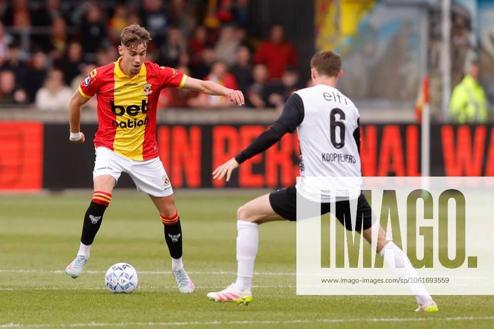 DEVENTER, Stadium De Adelaarshorst, 04-05-2025 , season 2024 2025 , Dutch Eredivisie. during the match Go Ahead Eagles - AZ, Go Ahead Eagles player Milan Smit, AZ player Peer Koopmeiners Go Ahead Eagles - AZ x29075209x