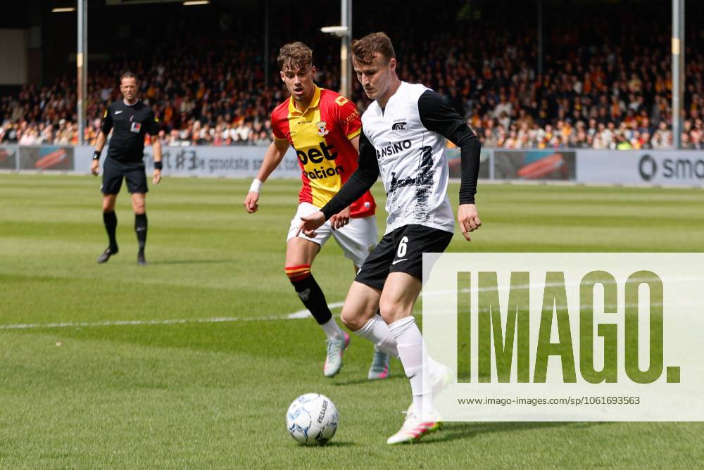 DEVENTER, Stadium De Adelaarshorst, 04-05-2025 , season 2024 2025 , Dutch Eredivisie. during the match Go Ahead Eagles - AZ, Go Ahead Eagles player Milan Smit, AZ player Peer Koopmeiners Go Ahead Eagles - AZ x29075225x