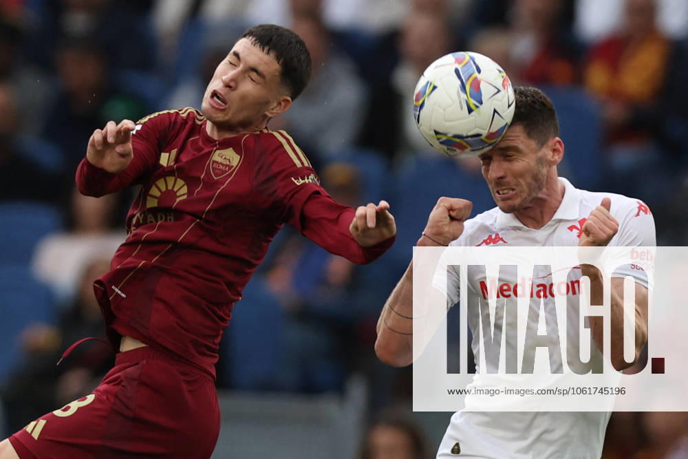 CALCIO - Serie A - AS Roma vs ACF Fiorentina Rome, Italy 04.05.2025 : Matias Soule of Roma, Rolando Mandragora of Fiorentina during Italian football championship Serie A Enilive 2024-2025 match AS Roma vs ACF Fiorentina at Stadio Olimpico in Rome. Rome Italy
