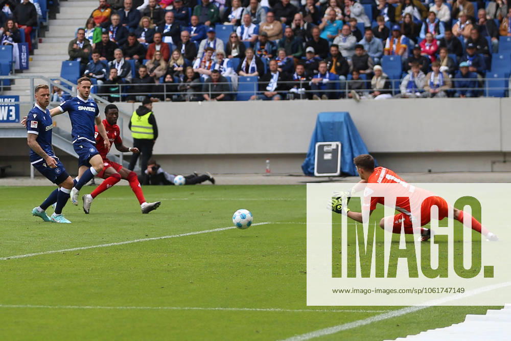 Fussball 2.Bundesliga, Karlsruher SC - 1.FC Kaiserslautern v.l. Aaron Opoku (1.FC Kaiserslautern) Max Weiß (Karlsruher SC) Karlsruhe