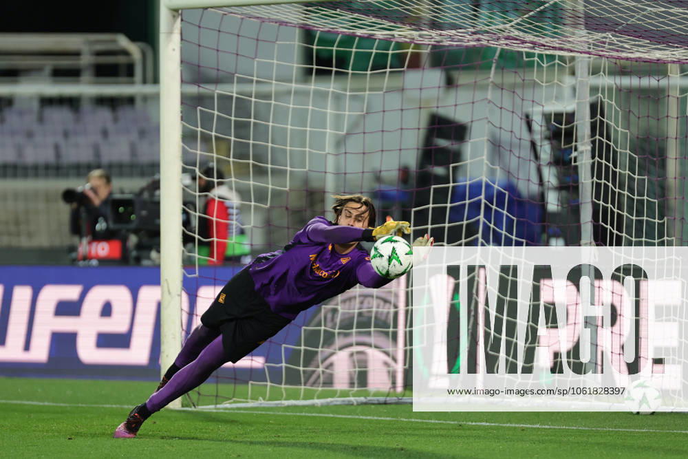 ACF Fiorentina v Real Betis Balompie - UEFA Conference League 2024 25 Semi Final Second Leg Tommaso Martinelli of ACF Fiorentina warming up before the match between the second leg of the UEFA Conference League semi-final between ACF Fiorentina and Real Betis Balompie on May 8 ,2025 at Stadium Artemio Franchi, Florence , Italy florence ITALIA