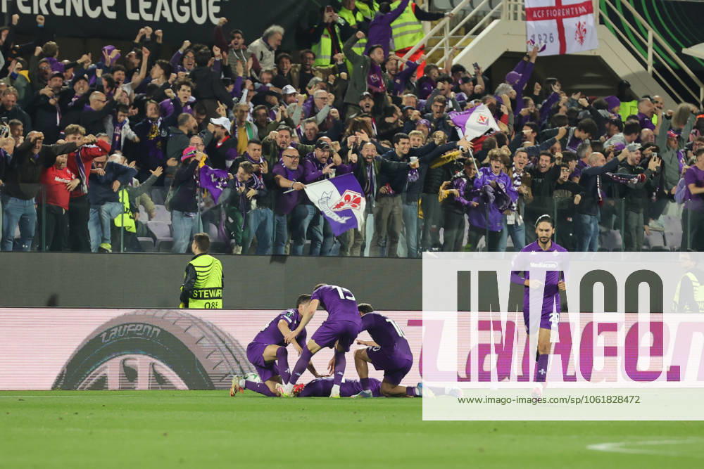 ACF Fiorentina v Real Betis Balompie - UEFA Conference League 2024 25 Semi Final Second Leg Robin Gosens of ACF Fiorentina celebrates with teammates after scoring goal during the second leg of the UEFA Conference League semi-final between ACF Fiorentina and Real Betis Balompie on May 8 ,2025 at Stadium Artemio Franchi, Florence , Italy florence ITALIA