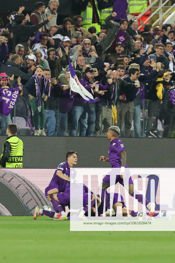 ACF Fiorentina v Real Betis Balompie - UEFA Conference League 2024 25 Semi Final Second Leg Robin Gosens of ACF Fiorentina celebrates with teammates after scoring goal during the second leg of the UEFA Conference League semi-final between ACF Fiorentina and Real Betis Balompie on May 8 ,2025 at Stadium Artemio Franchi, Florence , Italy florence ITALIA