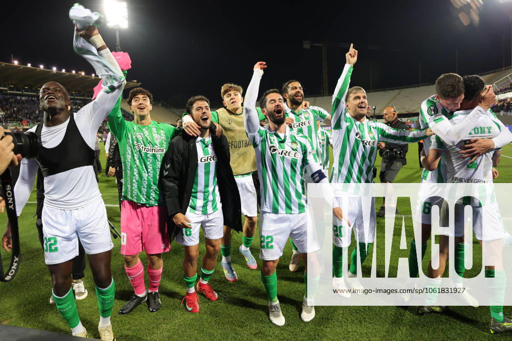 ACF Fiorentina v Real Betis Balompie - UEFA Conference League 2024 25 Semi Final Second Leg Real Betis Balompià players greet the curve of its fans after the victory between the second leg of the UEFA Conference League semi-final between ACF Fiorentina and Real Betis Balompie on May 8 ,2025 at Stadium Artemio Franchi, Florence , Italy florence ITALIA