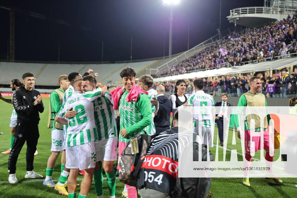 ACF Fiorentina v Real Betis Balompie - UEFA Conference League 2024 25 Semi Final Second Leg Real Betis Balompià players greet the curve of its fans after the victory between the second leg of the UEFA Conference League semi-final between ACF Fiorentina and Real Betis Balompie on May 8 ,2025 at Stadium Artemio Franchi, Florence , Italy florence ITALIA