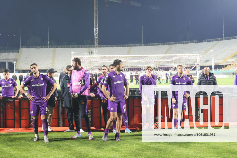 ACF Fiorentina v Real Betis Balompie - UEFA Conference League 2024 25 Semi Final Second Leg Fiorentina players disappointment after semi-final defeat the second leg of the UEFA Conference League between ACF Fiorentina and Real Betis Balompie on May 8 ,2025 at Stadium Artemio Franchi, Florence , Italy florence ITALIA