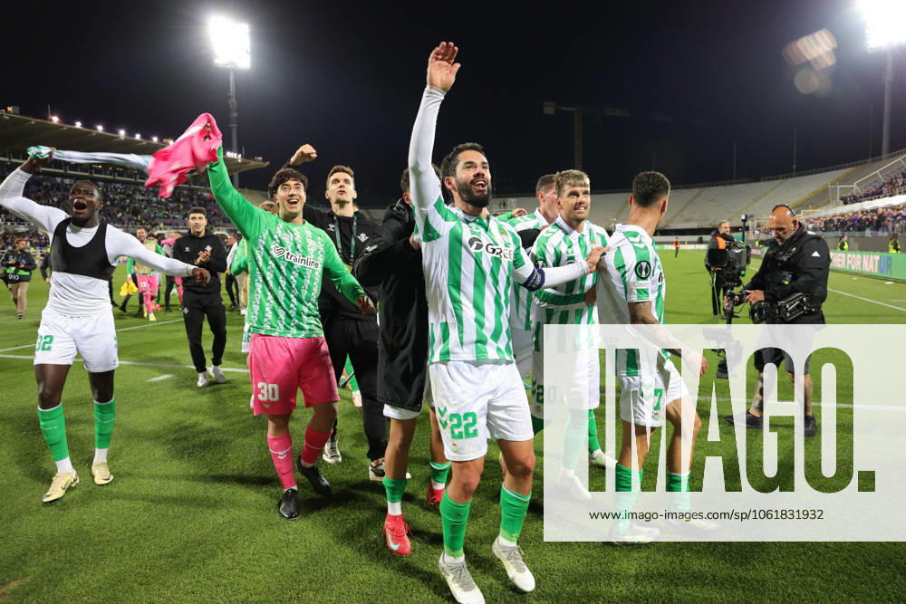 ACF Fiorentina v Real Betis Balompie - UEFA Conference League 2024 25 Semi Final Second Leg Real Betis Balompià players greet the curve of its fans after the victory between the second leg of the UEFA Conference League semi-final between ACF Fiorentina and Real Betis Balompie on May 8 ,2025 at Stadium Artemio Franchi, Florence , Italy florence ITALIA