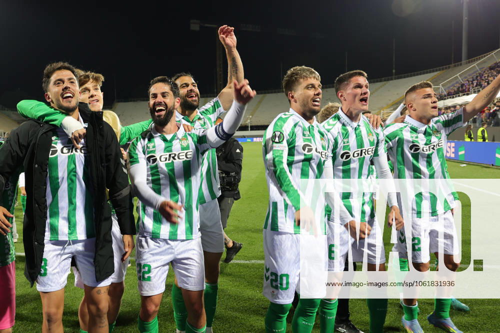 ACF Fiorentina v Real Betis Balompie - UEFA Conference League 2024 25 Semi Final Second Leg Real Betis Balompià players greet the curve of its fans after the victory between the second leg of the UEFA Conference League semi-final between ACF Fiorentina and Real Betis Balompie on May 8 ,2025 at Stadium Artemio Franchi, Florence , Italy florence ITALIA
