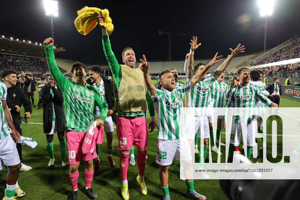 ACF Fiorentina v Real Betis Balompie - UEFA Conference League 2024 25 Semi Final Second Leg Real Betis Balompià players greet the curve of its fans after the victory between the second leg of the UEFA Conference League semi-final between ACF Fiorentina and Real Betis Balompie on May 8 ,2025 at Stadium Artemio Franchi, Florence , Italy florence ITALIA